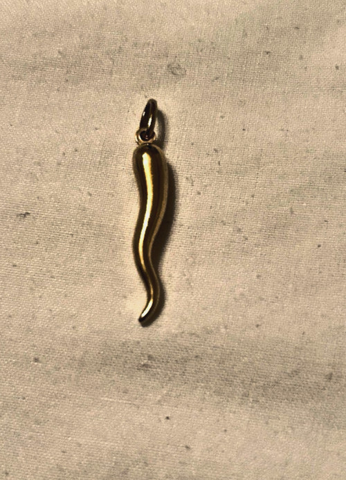 18k solid gold Italian horn weight is 1.2gr. includes 28″ 18K gold Neckless