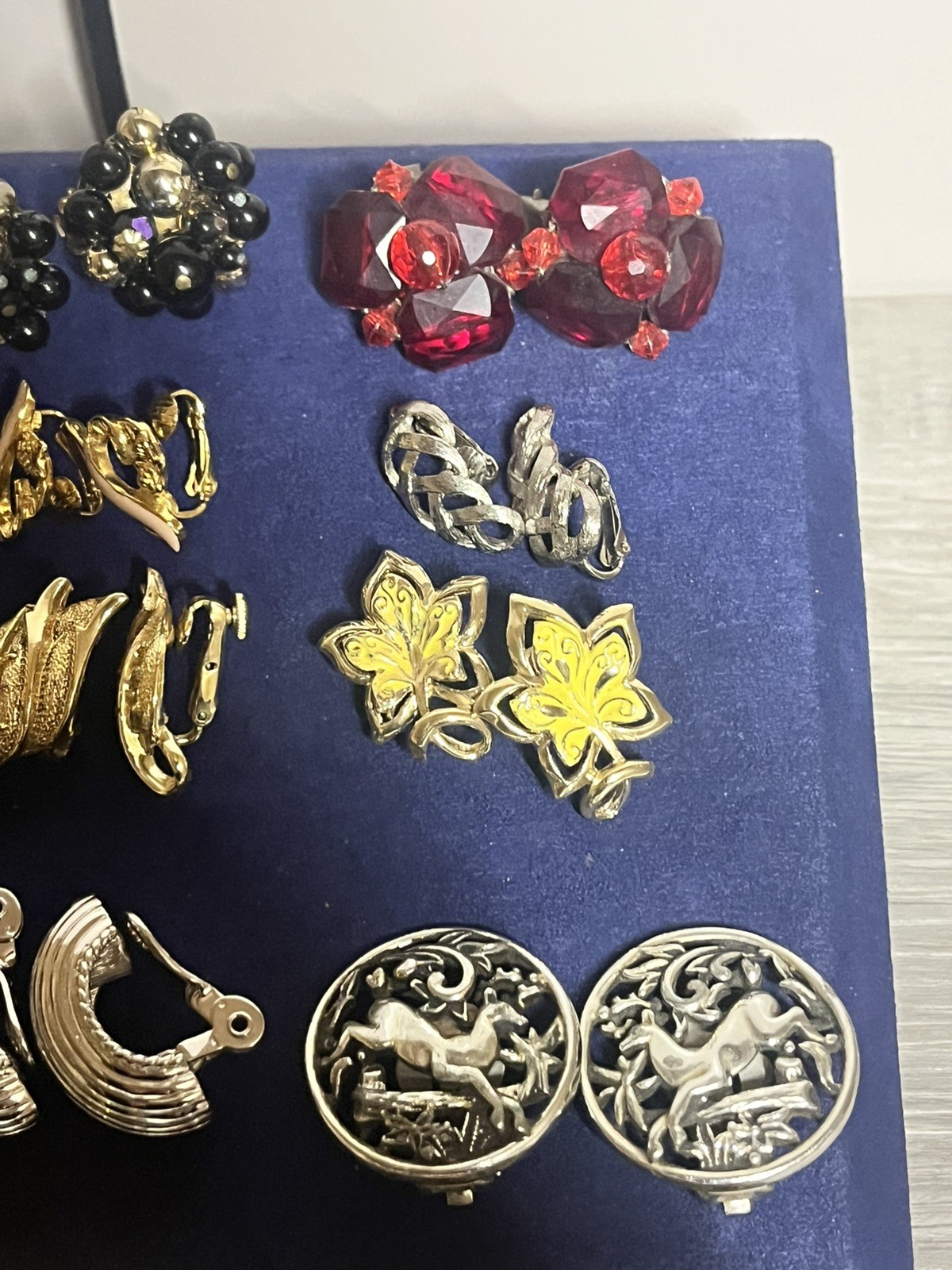 ESTATE JEWELRY 26 PAIR GOLD TONE CLIP SCREW BACK EARRINGS SIGNED/UNSIGNED