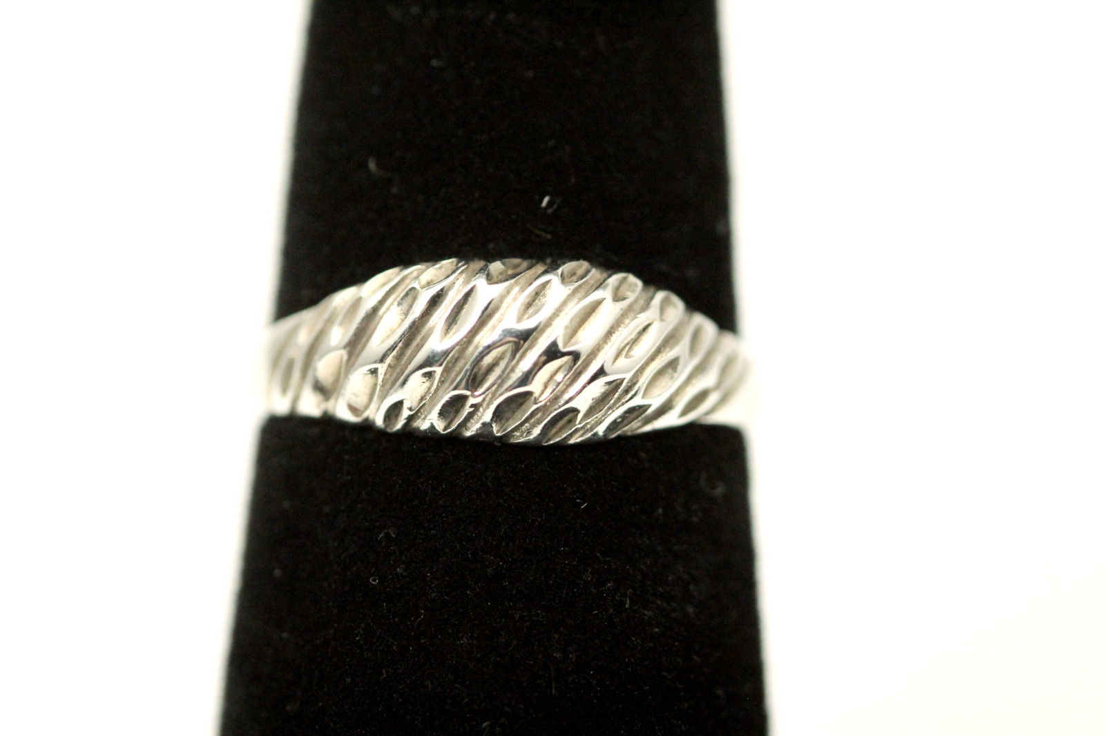 925 Sterling Silver Size 7.25 Textured Raised Small Dome Ring 1.6 G (RIN8575)