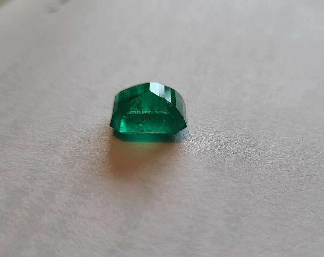 Large 5.67ct Natural Emerald, very good cut. Beautiful, smooth deep green.