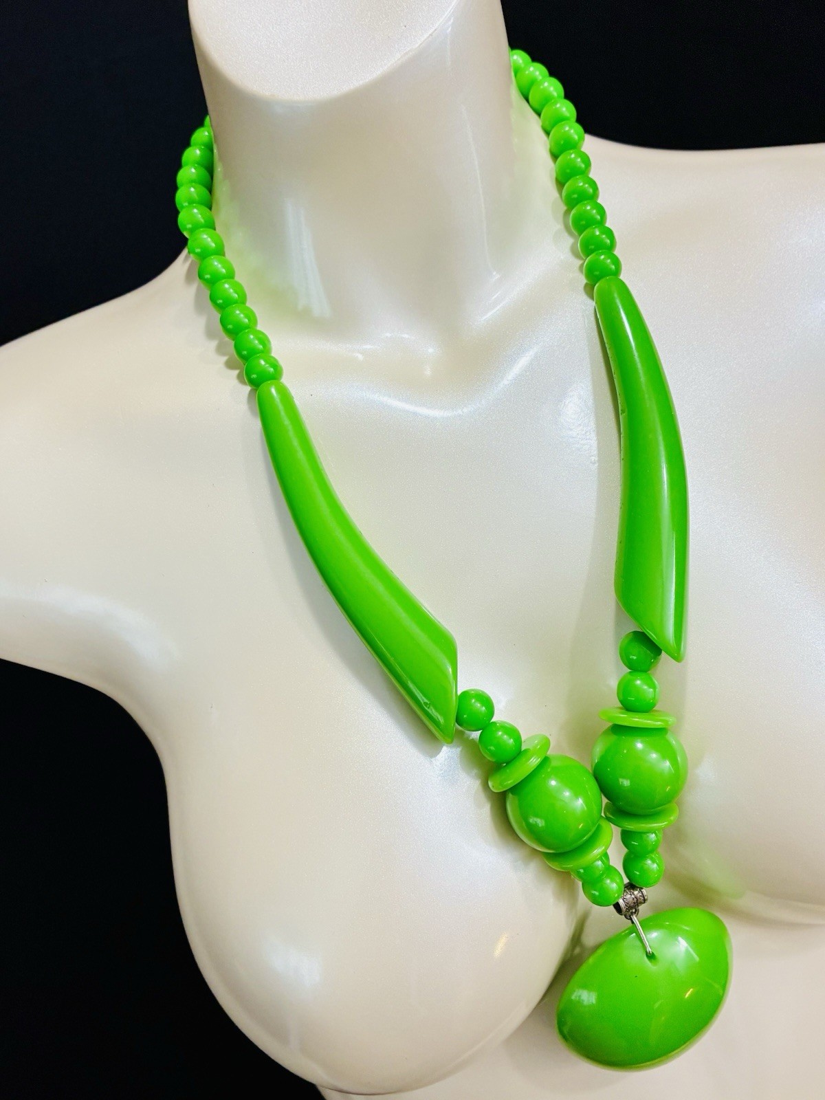 Green Plastic Beaded Statement Necklace, Round Pendant, Adjustable, No Stone