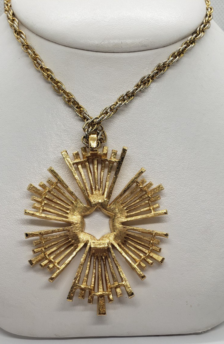 Vtg TRIFARI Goldtone Sunburst Modernist 60’s Glam Statement Pendant Necklace 25″