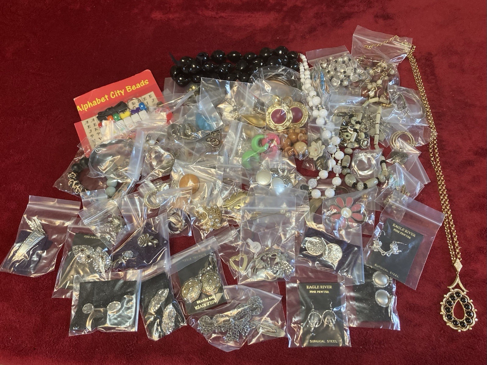 2,000 PCS Jewelry Rings Earrings Necklaces Bracelets Broches Pins $Maker$ Lot