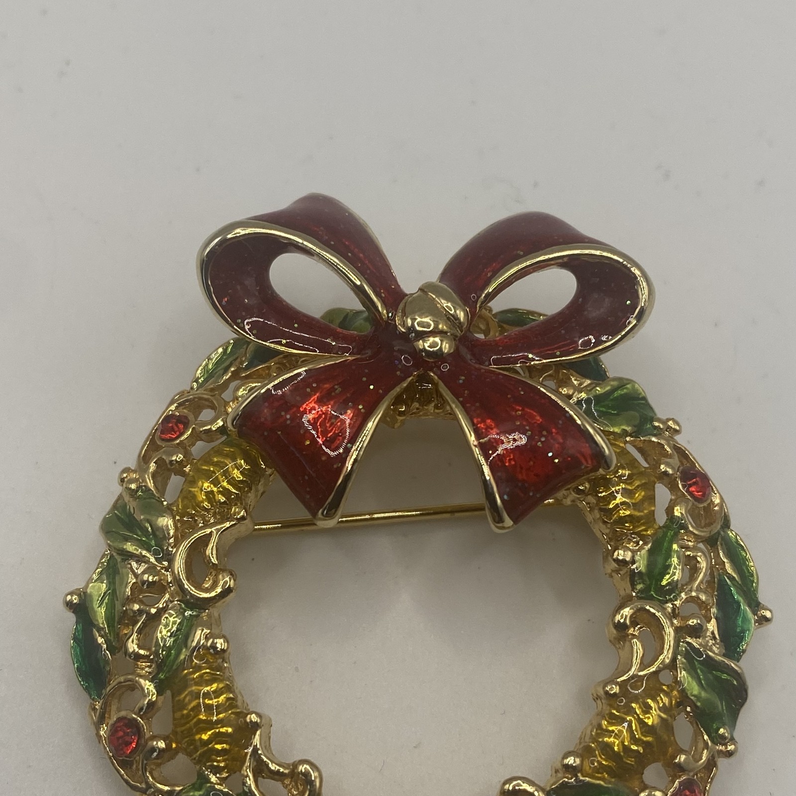 Gerry’s Christmas Wreath Brooch Pin Green Enamel Rhinestone Gold Tone 1.75 In