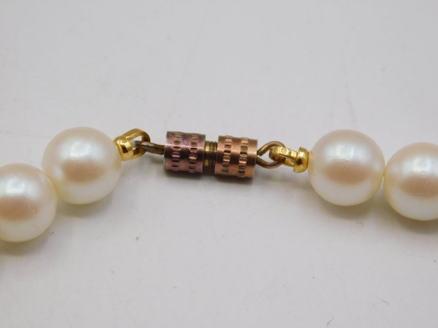 J890-VINTAGE NECKLACE~FAUX PEARLS~WHITE~CLASSIC LOOK~16″