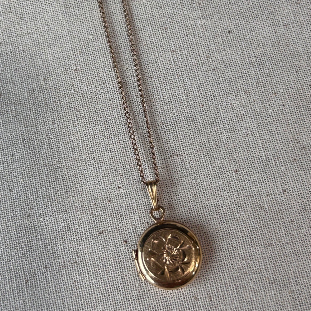 Vintage 1/20 12KT Gold Filled Etched Floral Round Locket Necklace 19.25 Inch