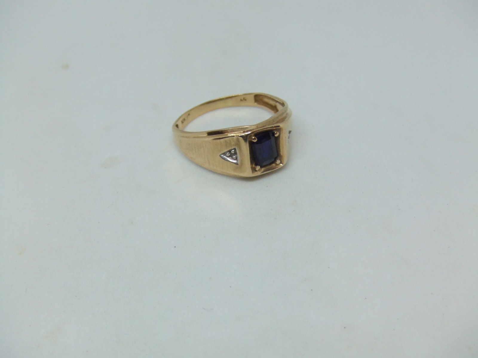 Men’s 10k y.g. onyx ring size 13.5