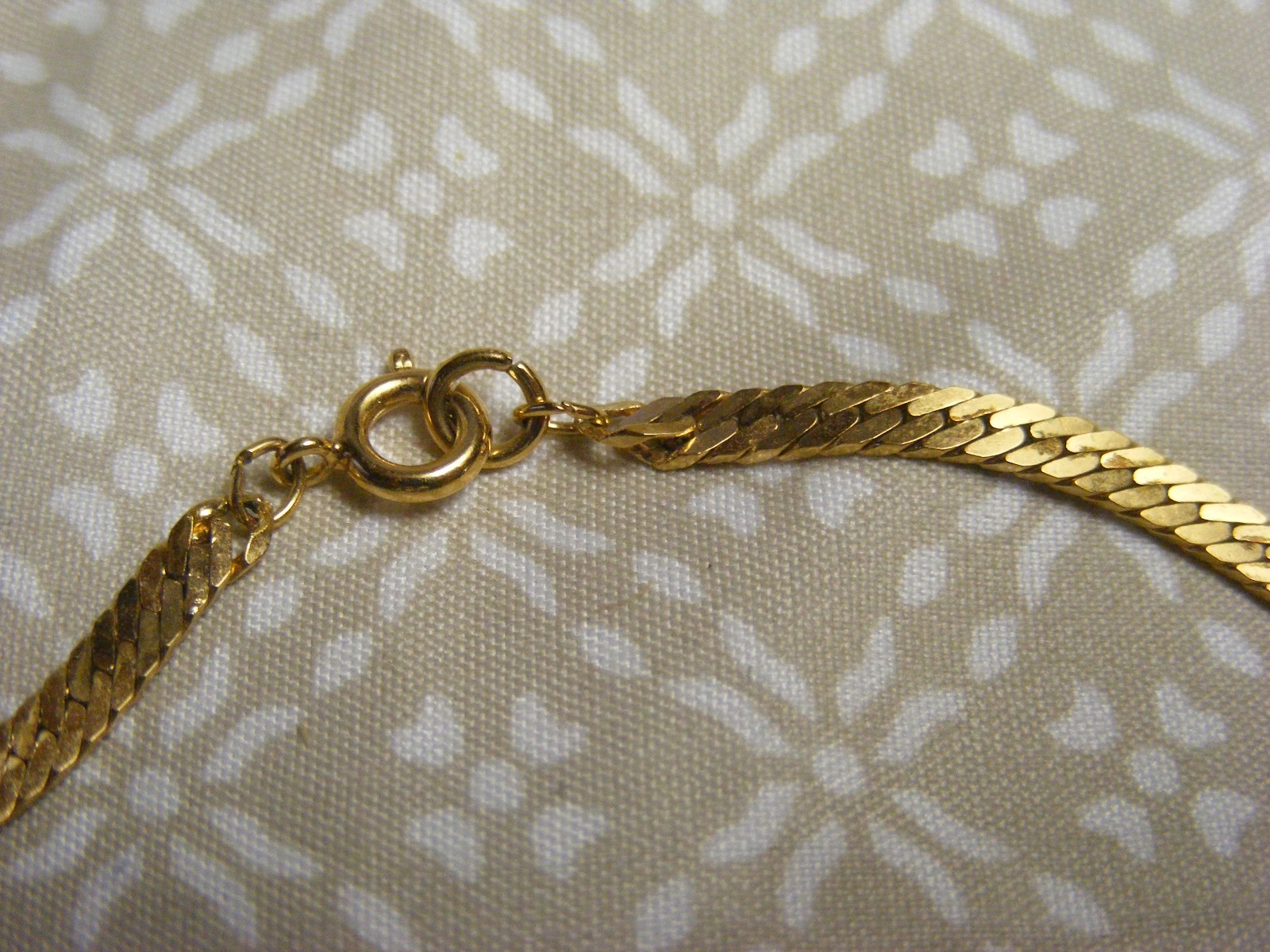 70S TRIFARI NECKLACE RED ENAMEL FEATHER GOLD SERPENTINE CHAIN DISCO ERA JEWELRY