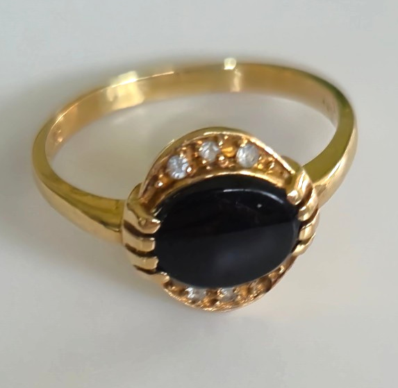 10K TRG Yellow Gold Ring – Black Onyx with Diamonds – Size 8, Weighs 2 Grams