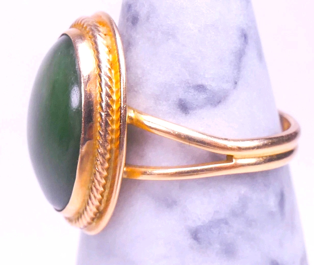 14K Yellow Gold `13.3X9.7mm Oval Jade Cabochon Split Shank Ring Size 4.5 4.10g