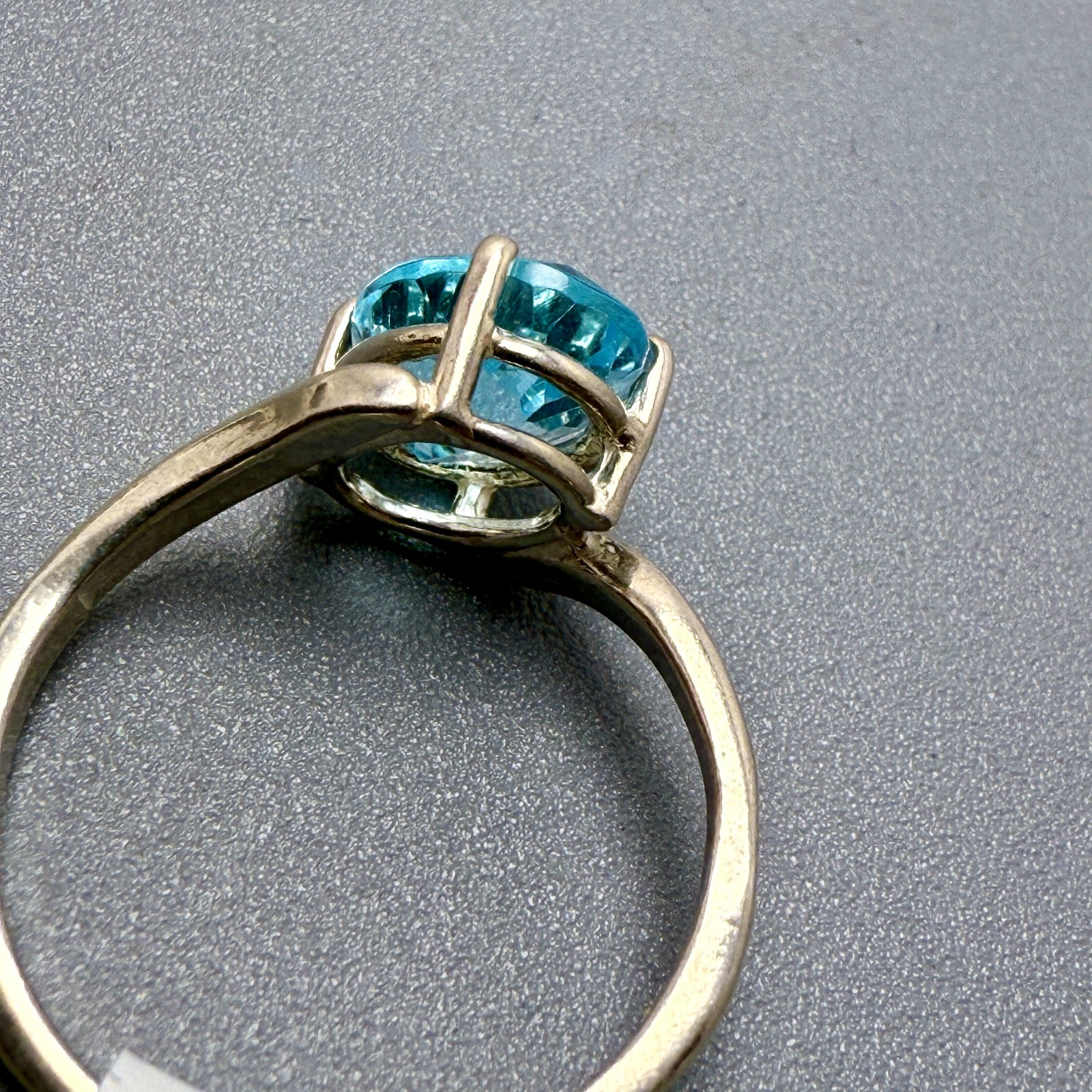 .925 2.4 grams Sterling Silver 9x7mm oval sky Blue Topaz ring Size 6.25