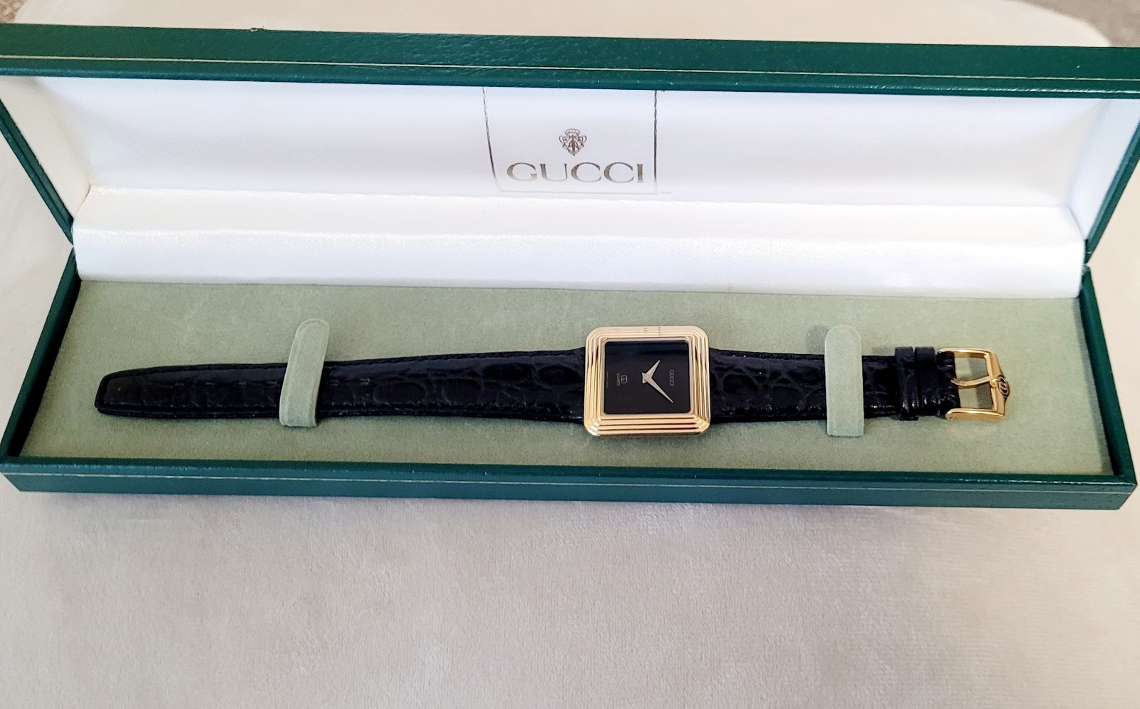 Gucci Ladies💃Watch,Authentic Swiss Made,Beautiful,Scratch Free Crystal,28MM CS