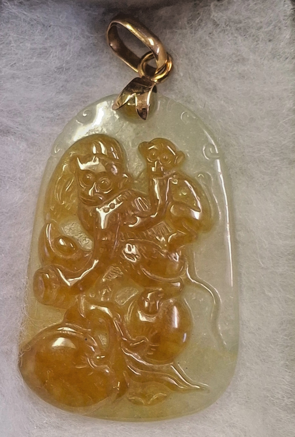 VTG carved Chinese Yellow Jadeite pendent monkeys mother and baby w/ peaches 2″