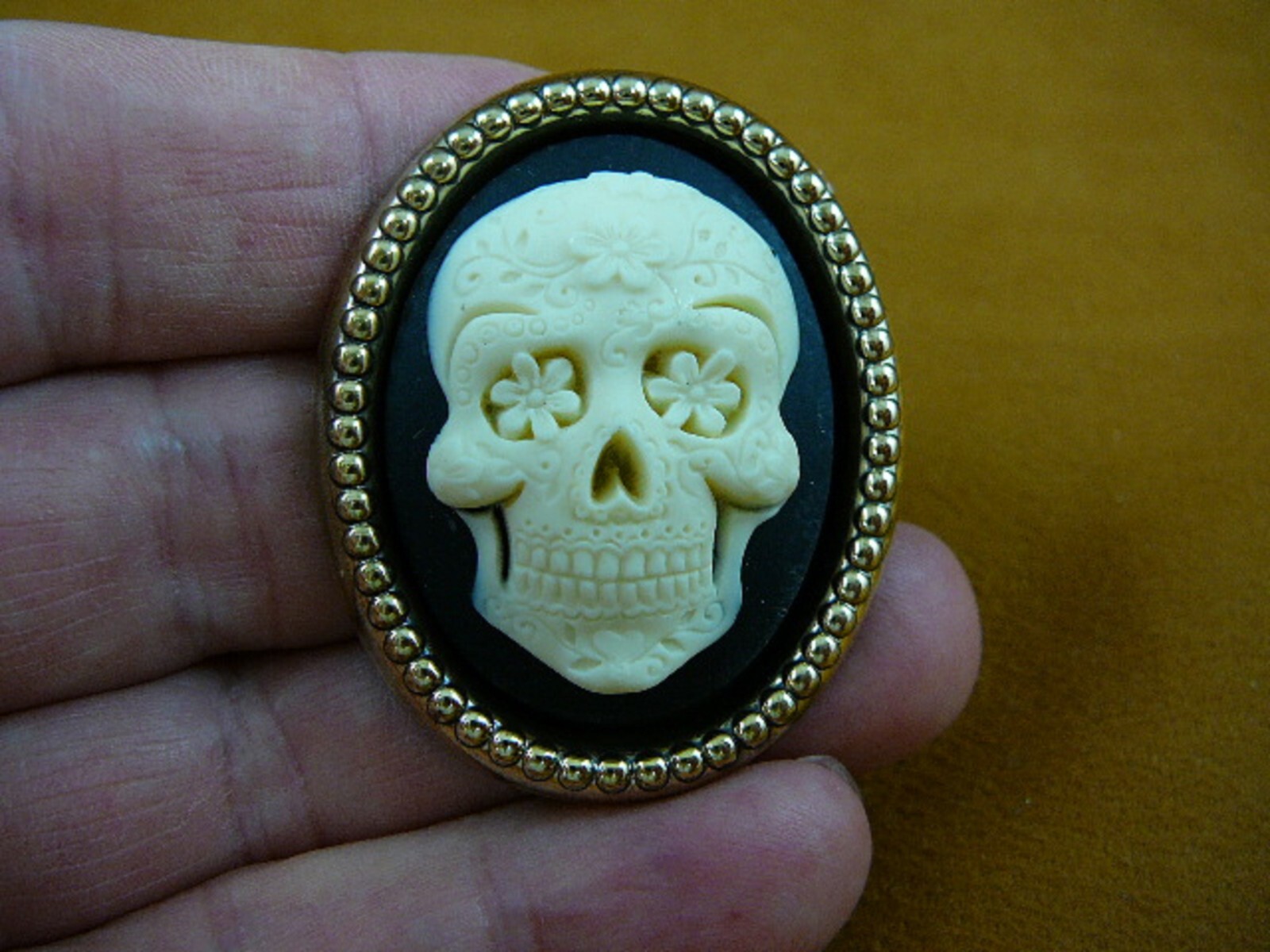 (CM180-3) Day of the Dead sugar Skull off white + black CAMEO Pin Pendant brooch