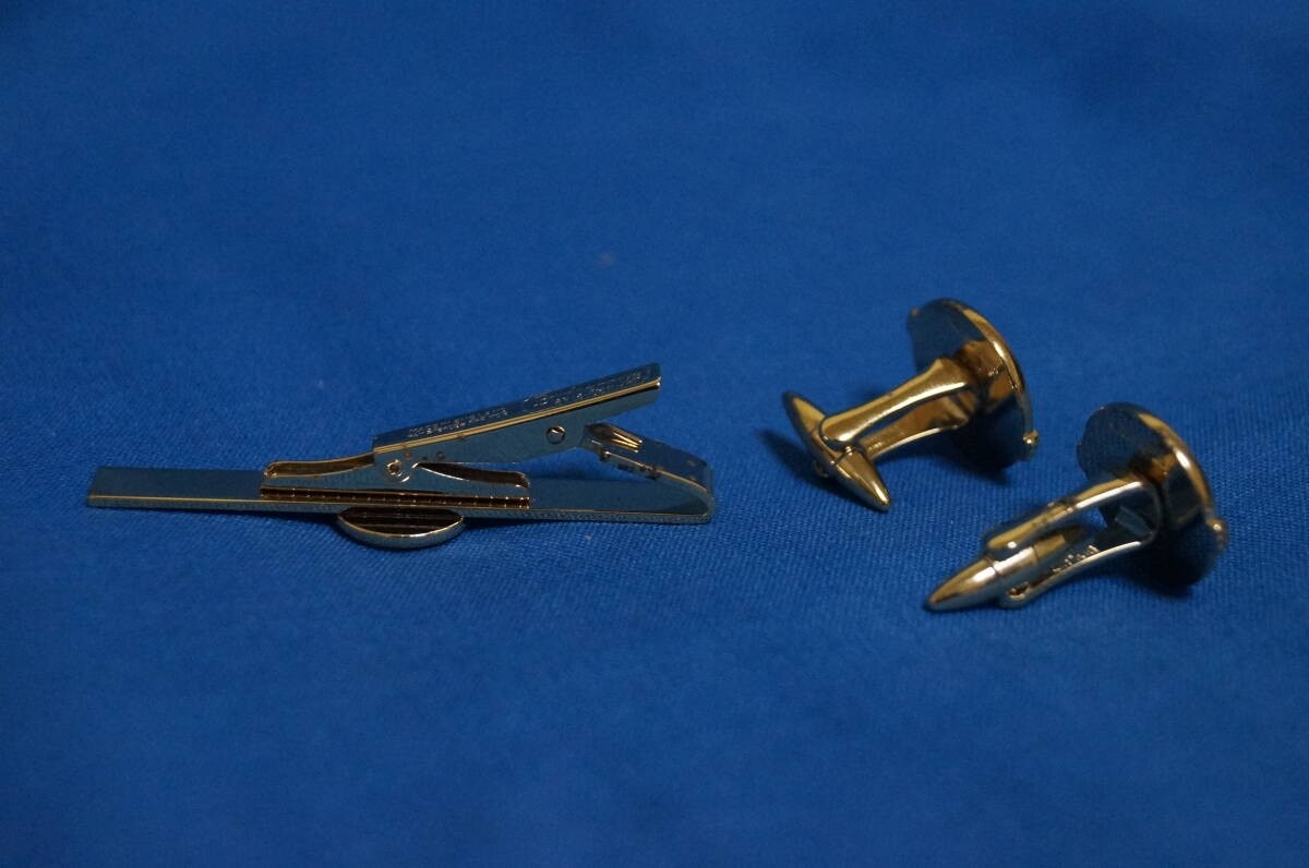 Excellent condition BURBERRY tie pin cufflinks set box