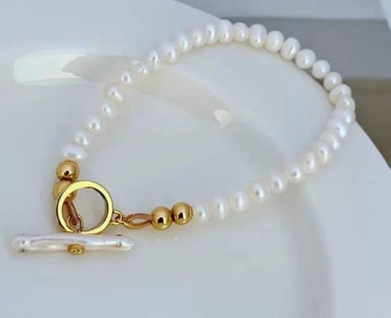 New Tory Logo Pearl Bracelet with Jewelry Pouch Size: 20.5cm