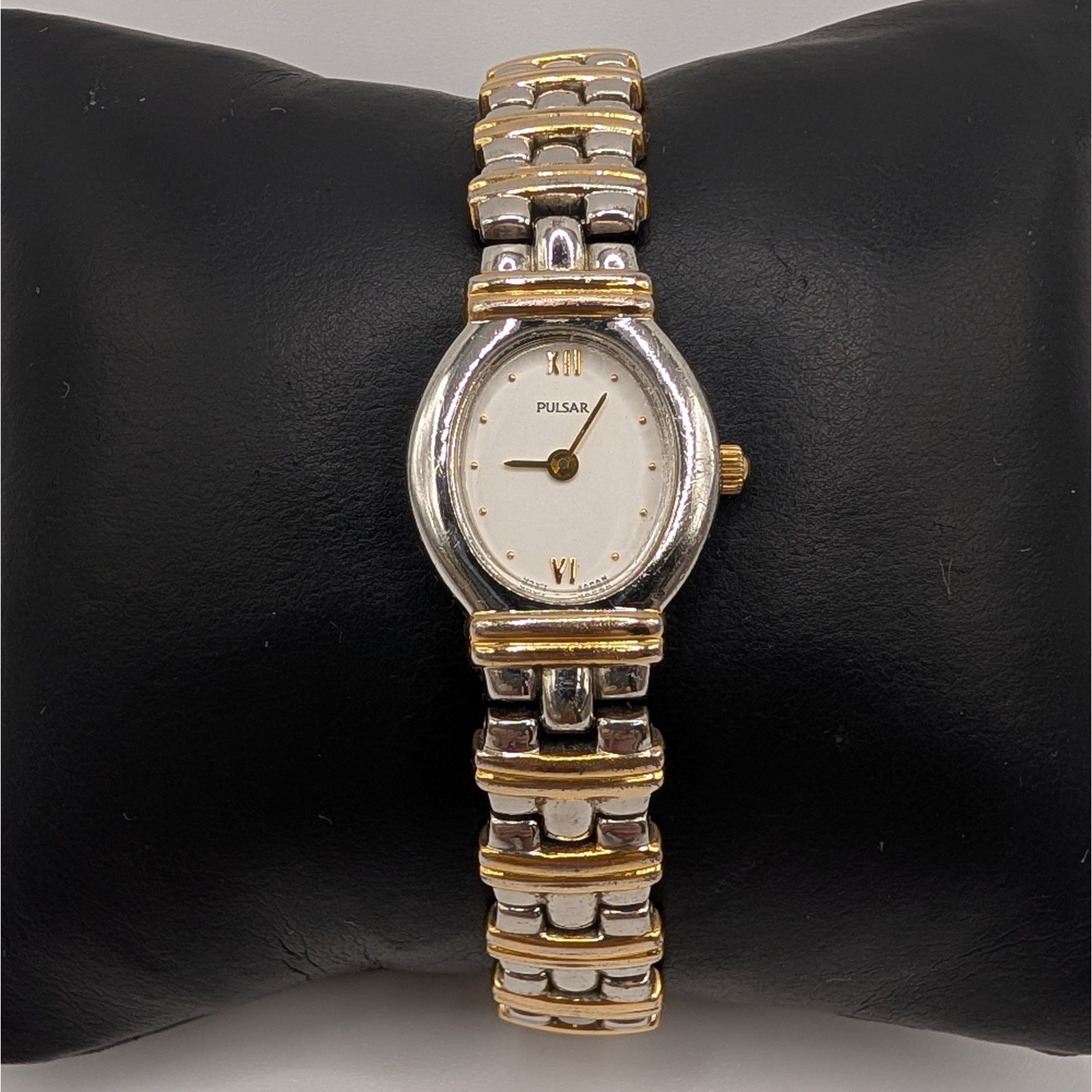 Pulsar V700-X077 Two Tone Watch White Dial Applied Gold Indices Quartz 7″