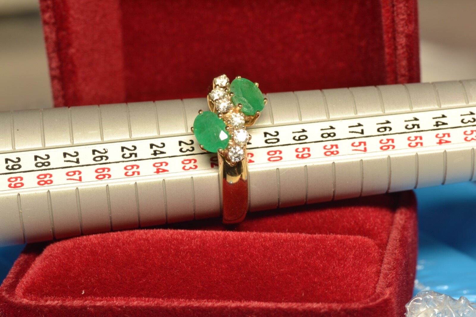 14k gold ring 1.8ct green emerald brilliant 0.27ct 6.7gr. Estimate: 1600€