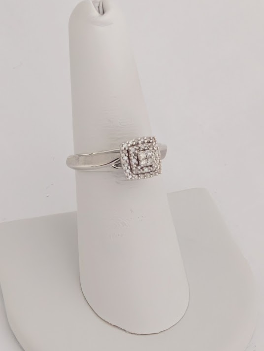 Keepsake Brand Diamond Ring 10K Gold 3.2 Grams Retail $1399 Make me An Offer!