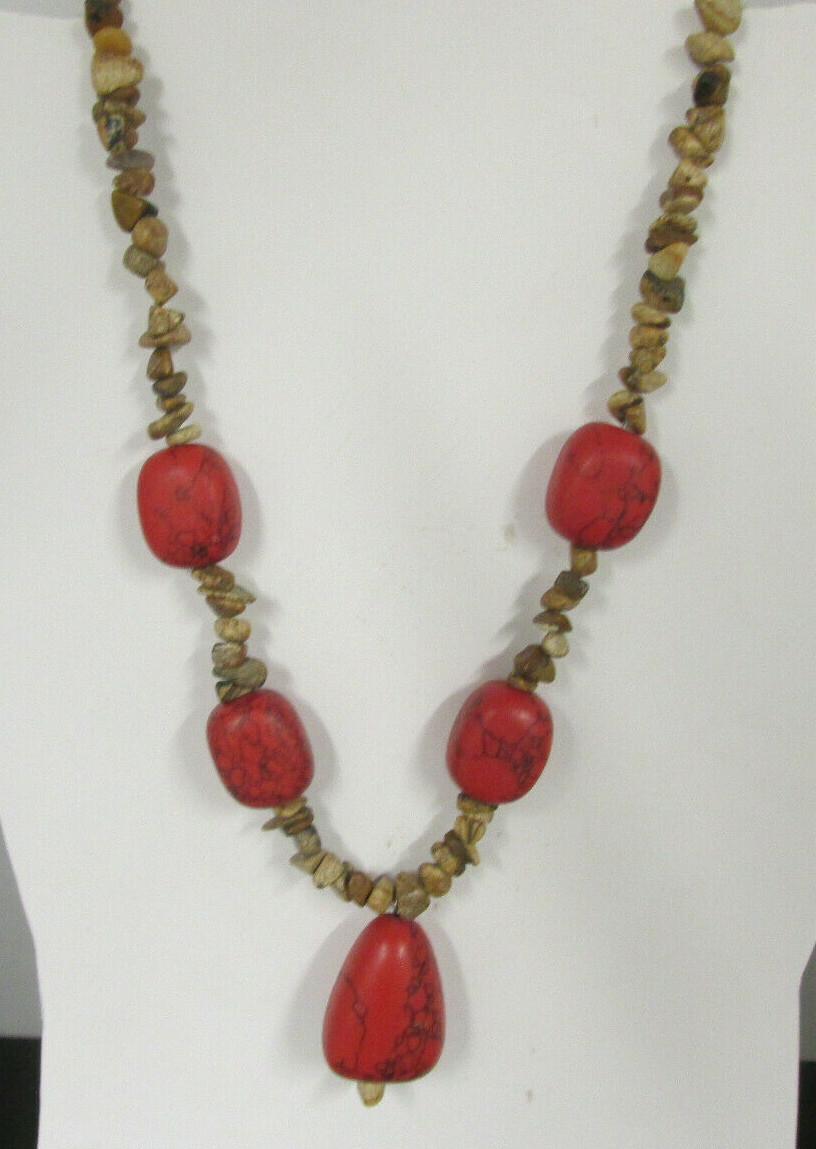 NATURAL STONE RED BLACK BEADS & CHIPS 10 1/2″ LONG TOGGLE CLASP NECKLACE