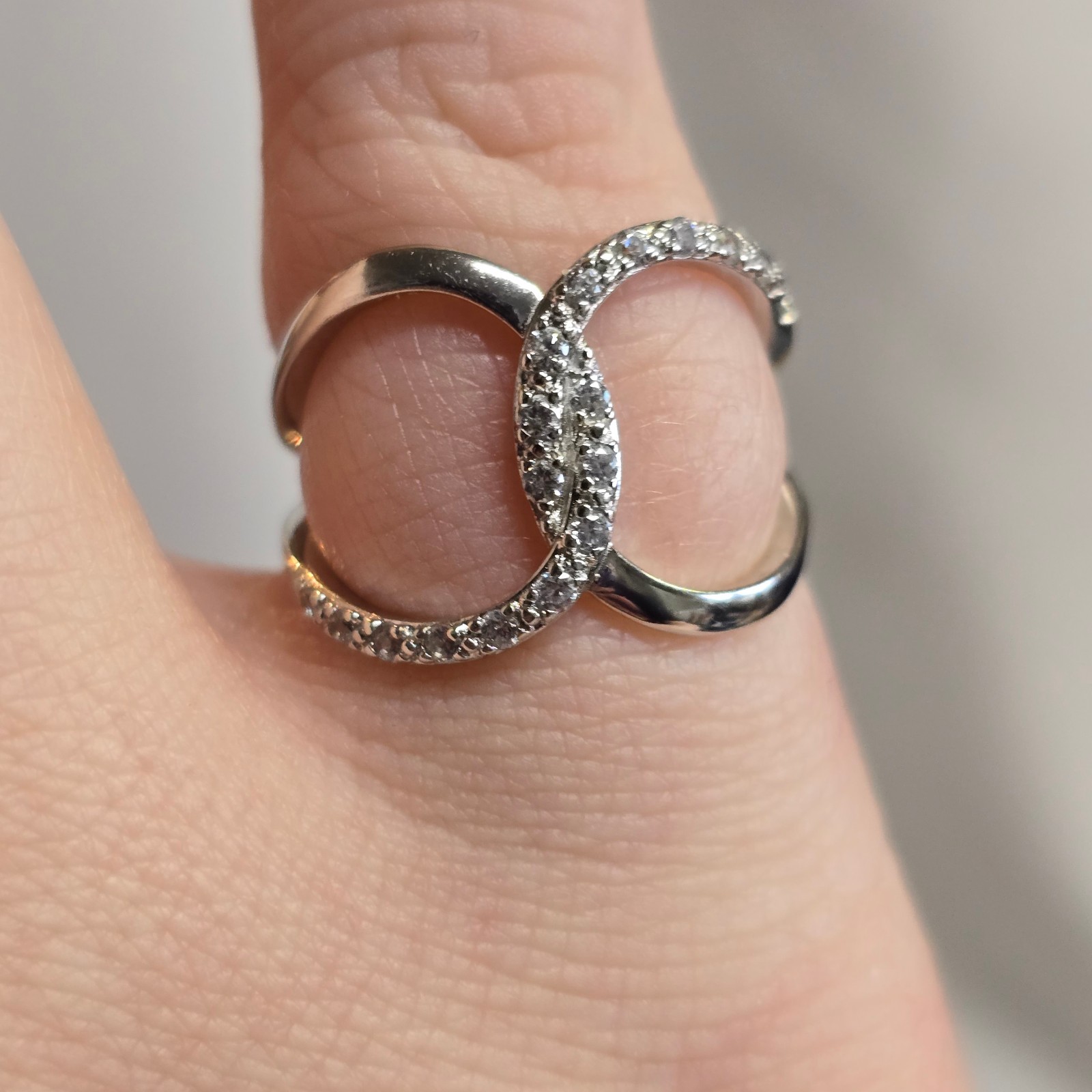 Sterling Silver Ring 3.17g Fine Jewelry Size 8 Band Clear Stones *READ*
