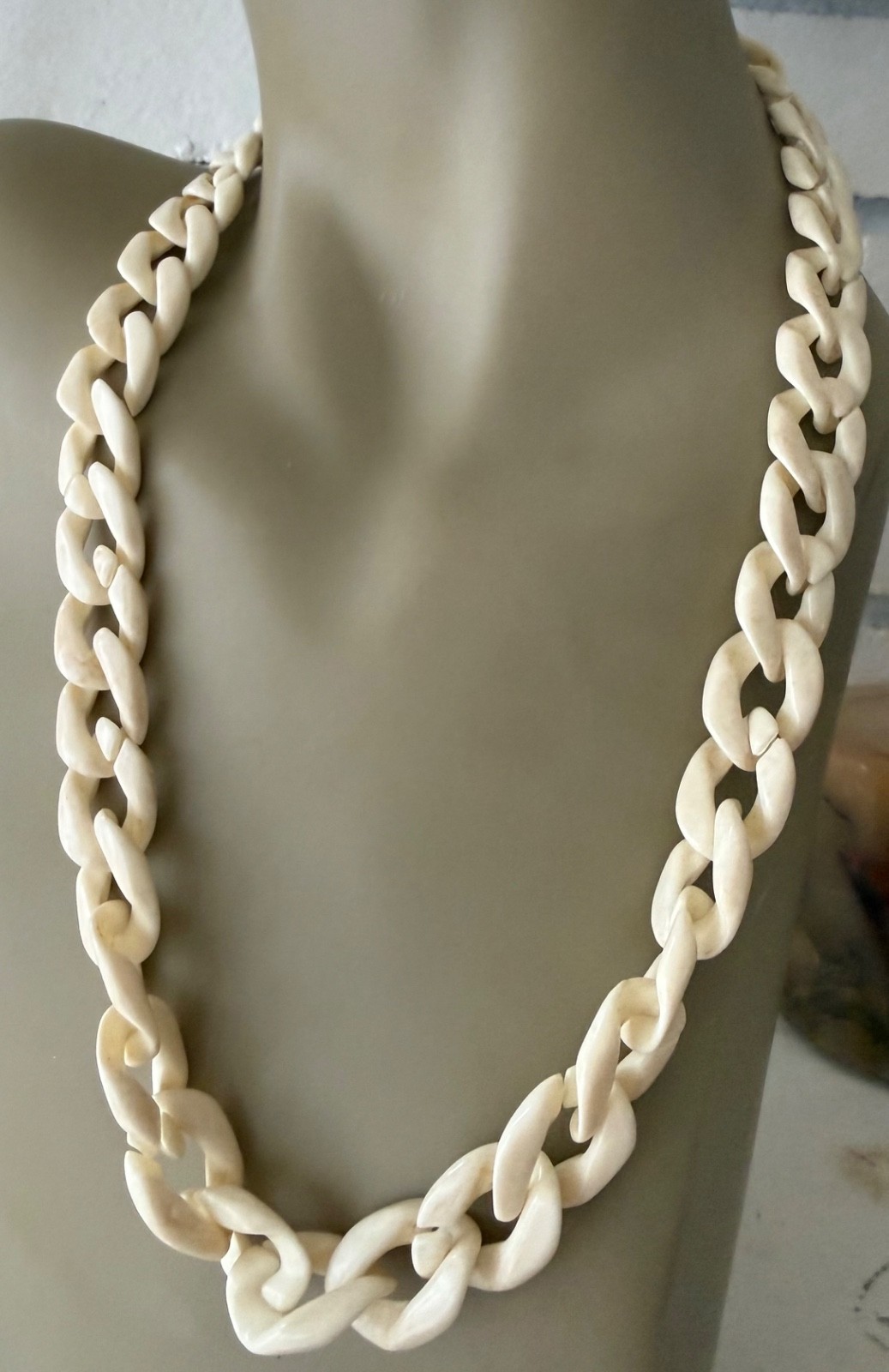 VINTAGE ESTATE CREAM MID CENTURY ACRYLIC RESIN PLASTIC CHUNKY CHAIN NECKLACE 22″
