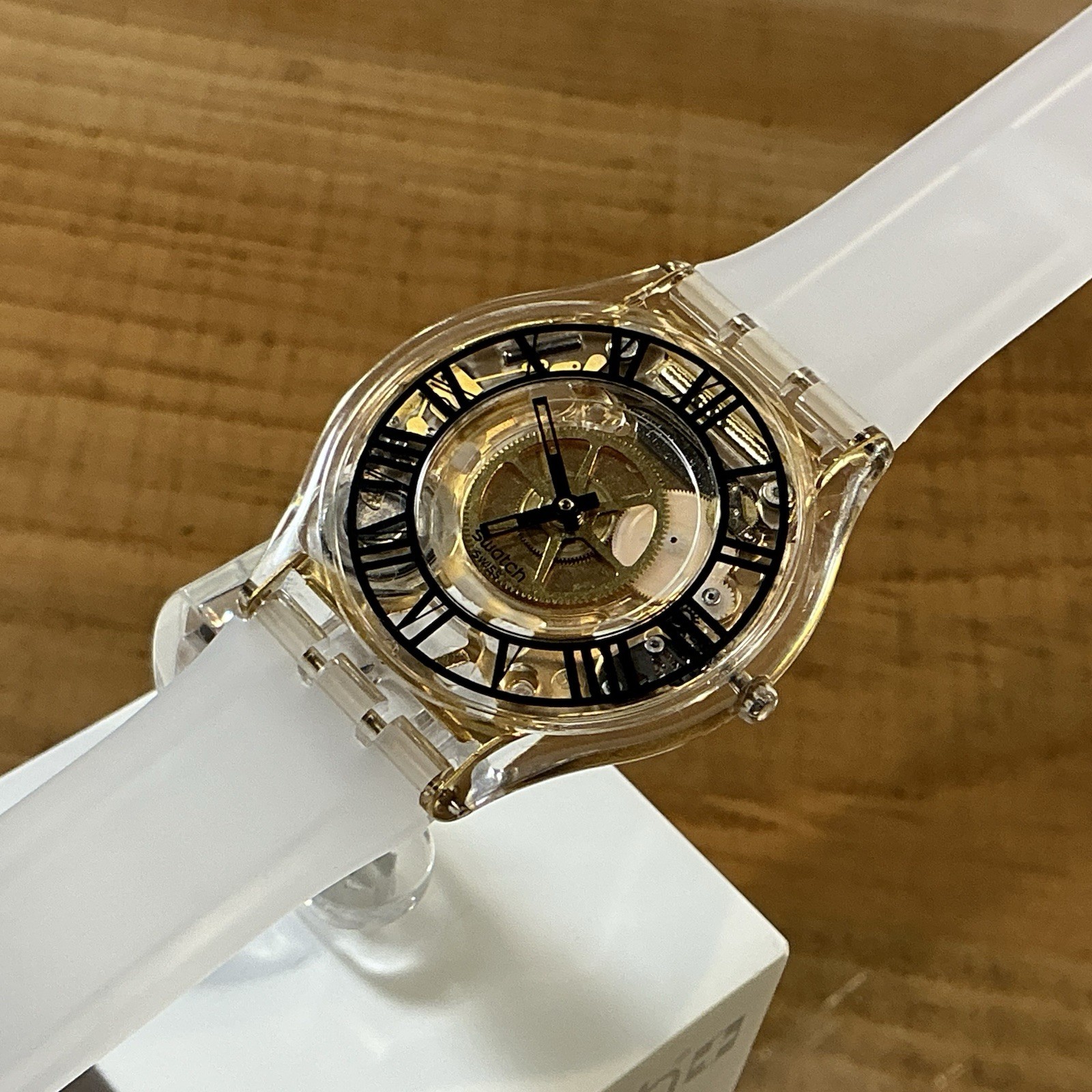 Skin – Ultra Thin – Gold Gears / Roman Numerals – 34mm