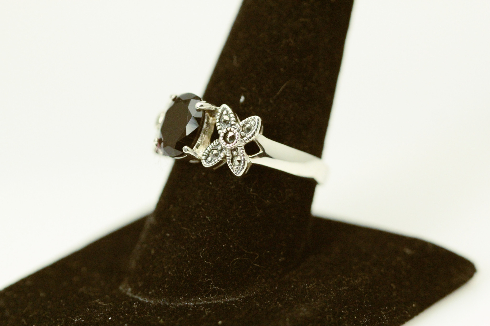 925 Sterling Silver Oval Black Stone With Marcasite Accents 4.3 Grams (RIN8399)