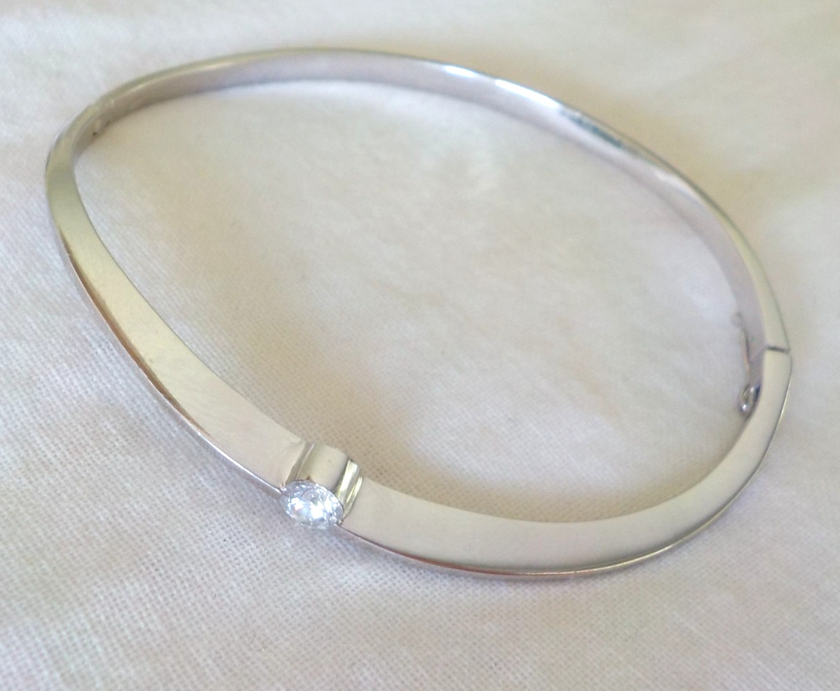 Modern 14K White Gold Knife Edge VS Diamond Bracelet – 9.8 gms, 6.7 in, 0.28 ctw