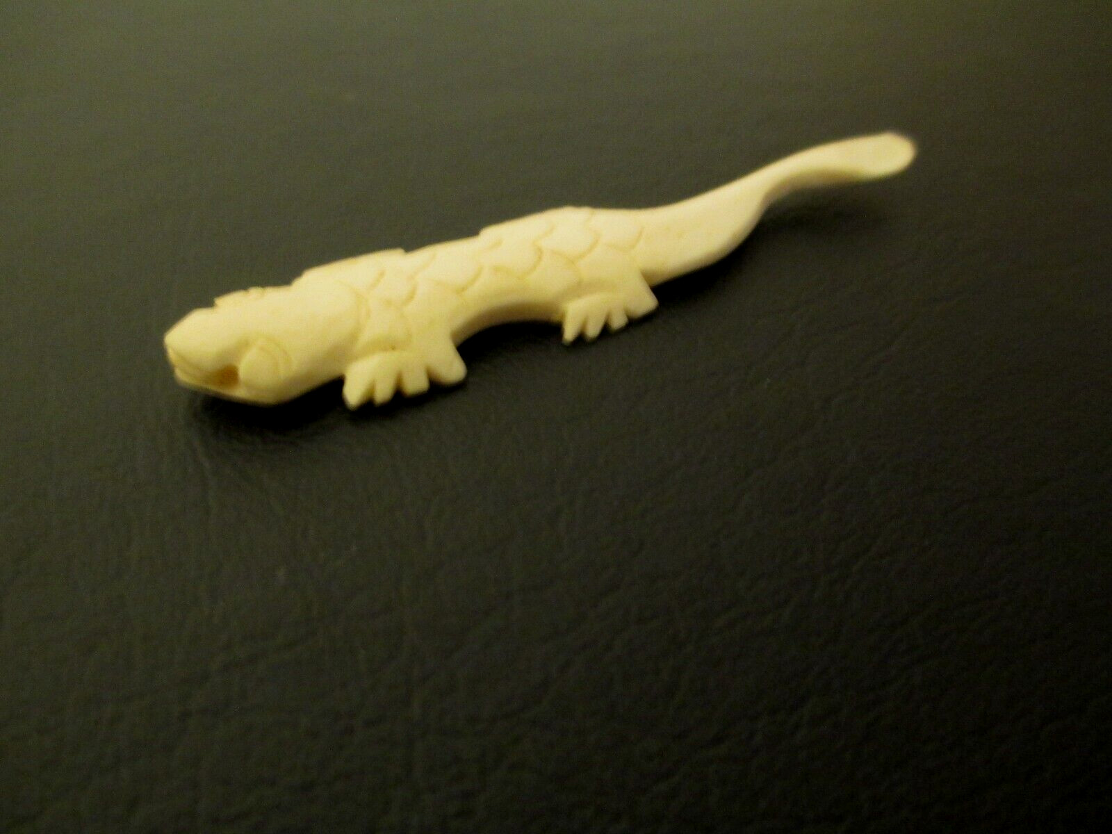 WATER BUFFALO BONE BALI ANTIQUE VTG. SPOON LIZARD GECKO SALAMANDER CHARM-NEW