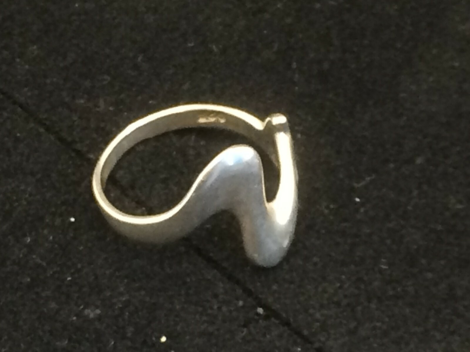 Silver Ring Ring 925 Hallmarked Silver 3.3g 18mm Internal Dimension Wave Pattern