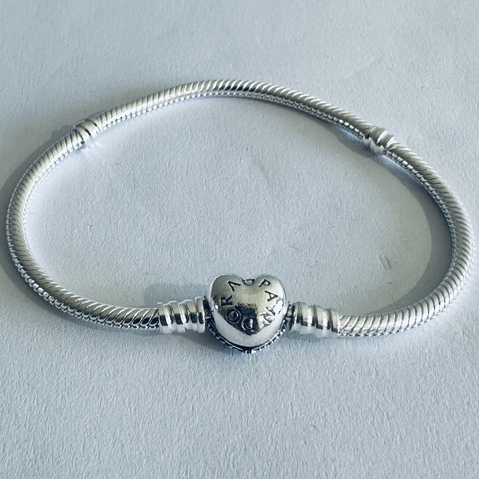 Authentic PANDORA Bracelet Moments Sparkling PAVE HEART & Snake Chain 590727CZ