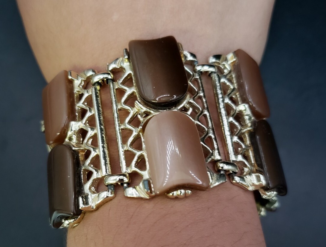 Vintage Gold Tone Sable Two Tone Brown Thermoset Bracelet 2″ Wide 7 Inch