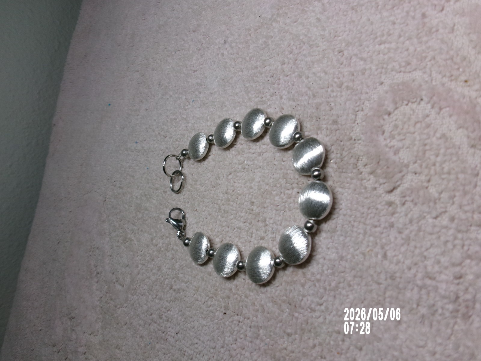 SILVER BRUSHED FINISH PUFFY CIRCLE LINK BEADED BANGLE/BRACELET 7″L