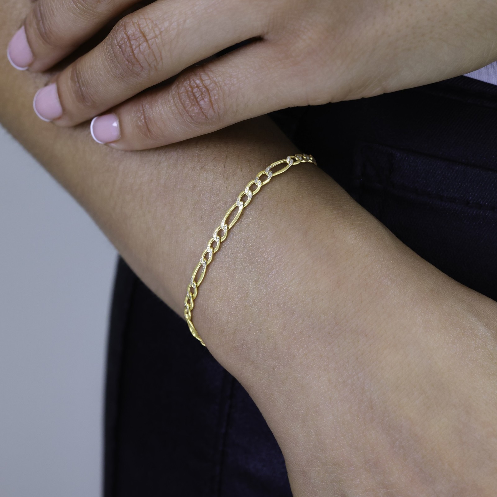 10K Yellow Gold 3.5mm Womens Diamond Cut White Pave Figaro Chain Bracelet 7″