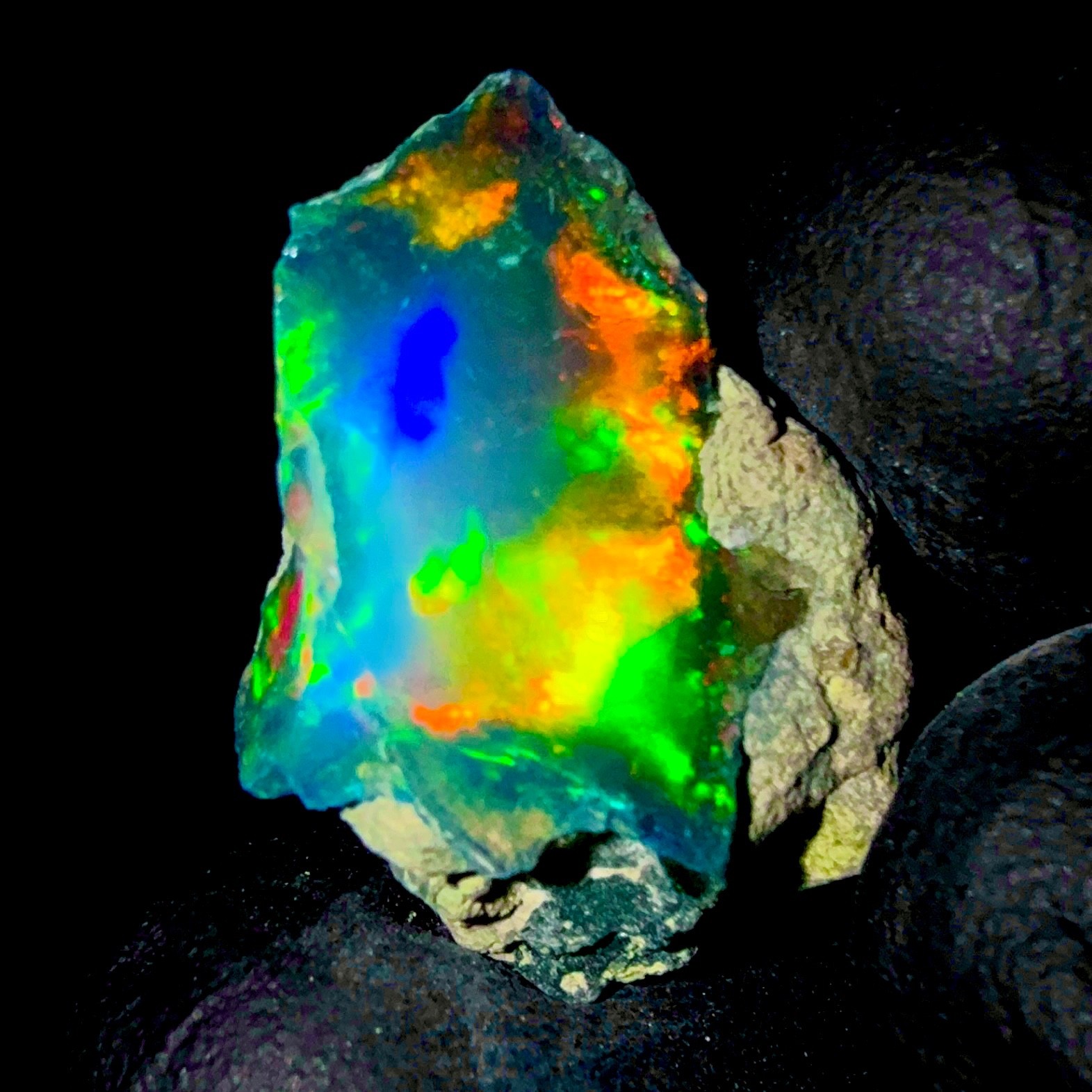 Opal, Natural Fire Ethiopian opal rough, Black Dry opal gemstone 13 Ct 21×18 mm