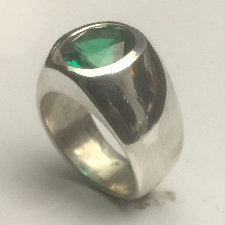 MJG STERLING SILVER RING. HEAVY. 12 x 10mm OVAL LAB EMERALD. SIZE 9.5
