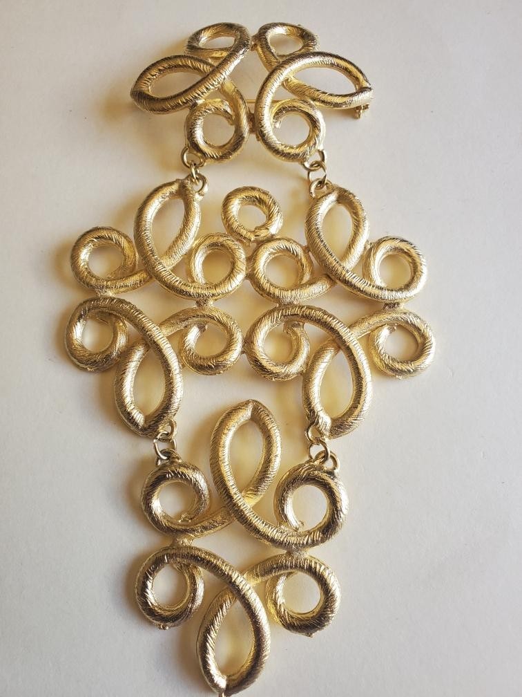 Striking Ultra Craft Shoulder Pin Gold Tone w/ Teardrop Twist Designs