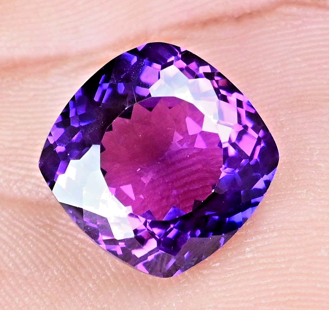 Very Clean Natural Purple Pink Tanzanite 21.25 Ct Certified Flawless Gemstone