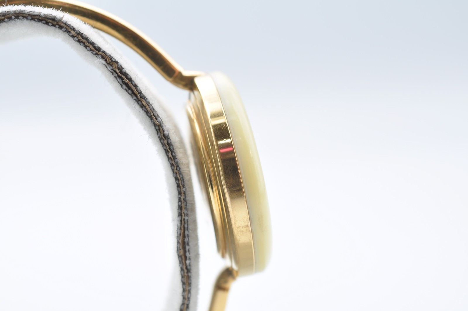 Gucci 11/12.2 Cream Bezel Quartz Watch Ladies Gold Tone Band Braselet w-1181