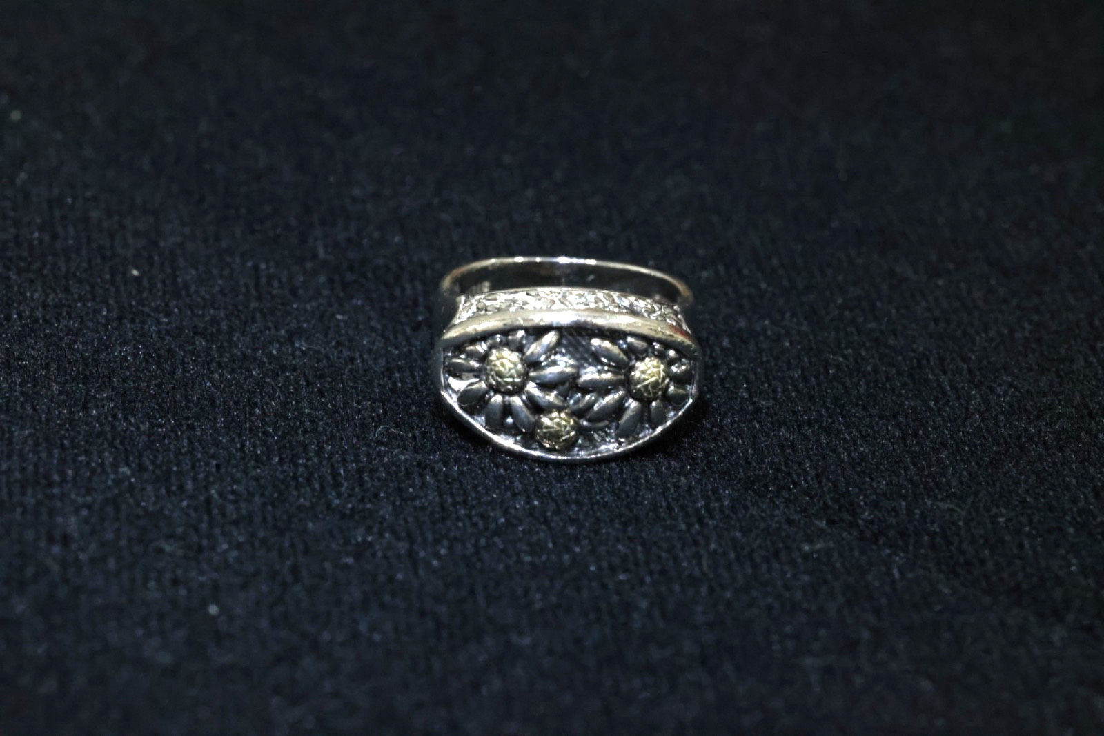 Ann King Ring size 8 Sterling Silver (.925) with 18K Gold accents on flowers.