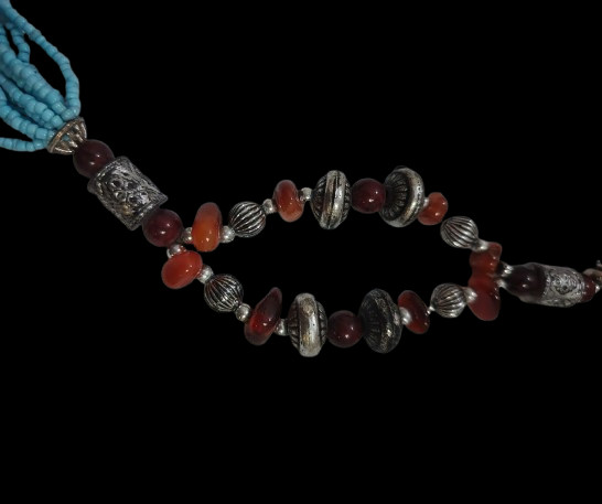 Classic Vintage Women’s Necklace Made of Beads, aluminum And Gemstones