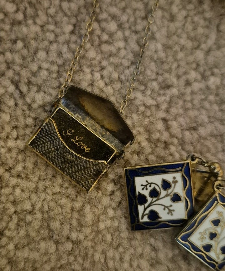 Mixed Jewelry Lot Mixed Variety Wearable Products Necklaces Bracelets Locket Etc