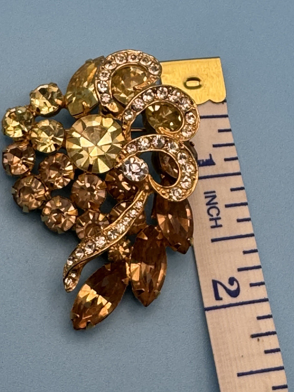 WEISS Signed Gold Tone Amber Crystal Rhinestone Flower Brooch Pin 2 in