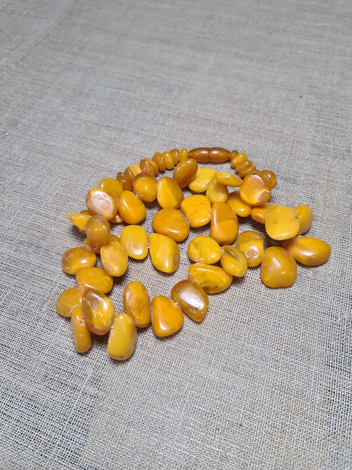 Amber old antique, egg yolk. Necklace, beads 60 grams . Women’s vintage jewelry.