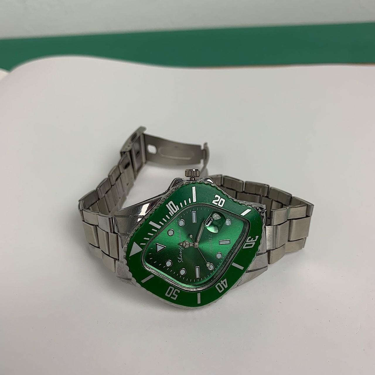 Classy Y2k 2000s vintage style essential minimalist retro stainless steel watch