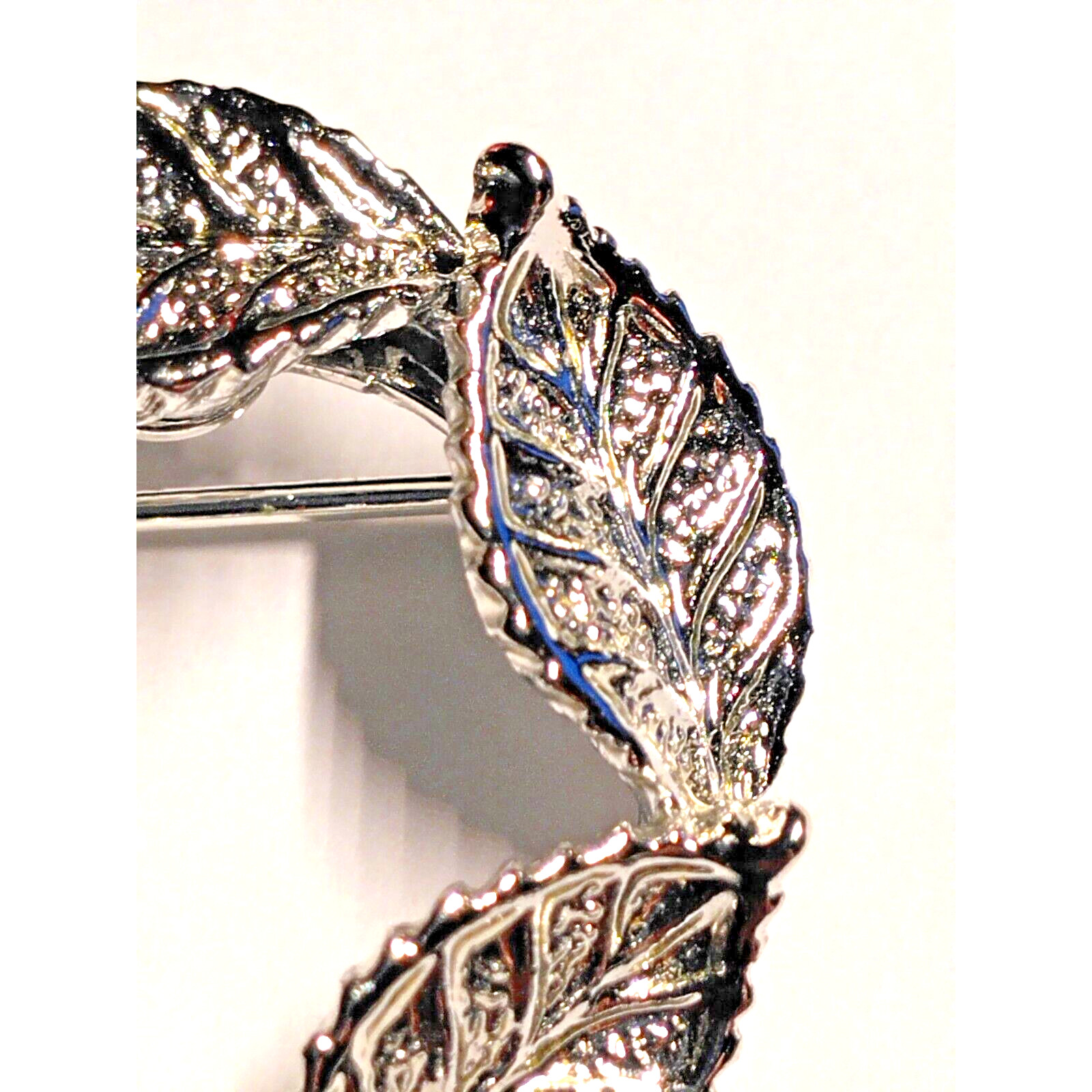 Gerry’s Silver Tone Leaf Wreath 1″ Brooch Signed Vintage Pin Ladies Jewelry