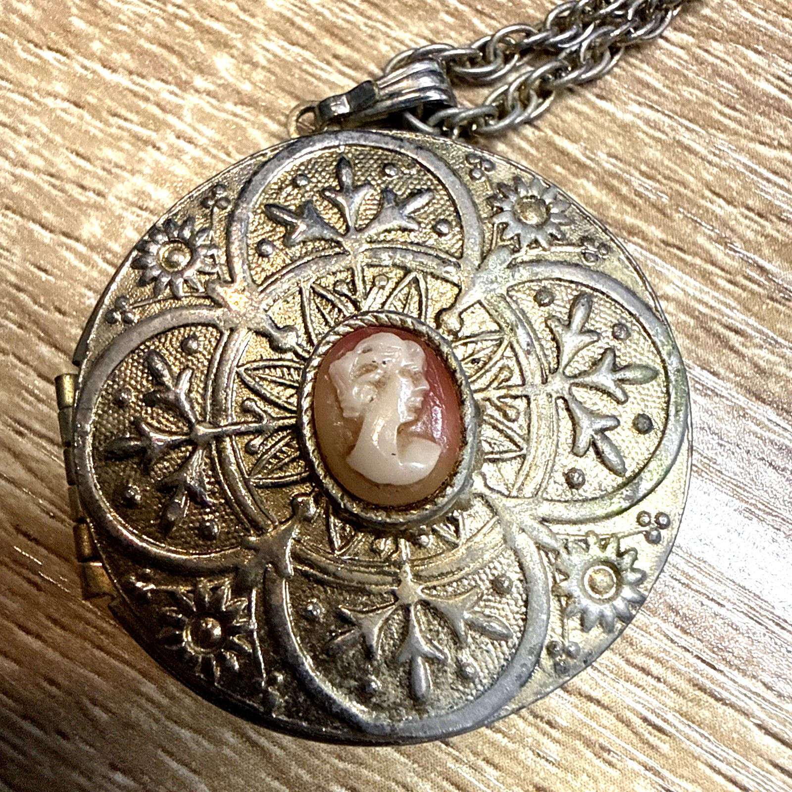 VTG Gold Tone Metal Pink and Cream Cameo Locket Pendant Necklace see details ns