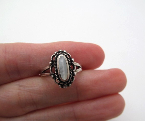 Vintage 925 Sterling Silver Fancy Beaded Twist Mother of Pearl Oval Ring Sz 6.5
