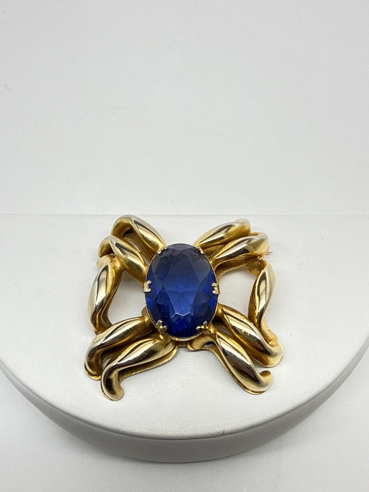 Vtg Designer style oval royal Blue faux Gem Brooch Gold Tone prong set unsigned